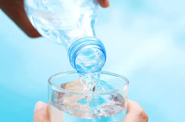 Gesunder Lebensstil Gießen Sie Reines Wasser Aus Einer Flasche Mineralwasser — Stockfoto