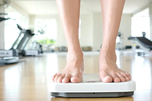 Nohy Žen Stojící Váze Váhu Pozadí Fitness Místnosti Koncept Zdravého — Stock fotografie