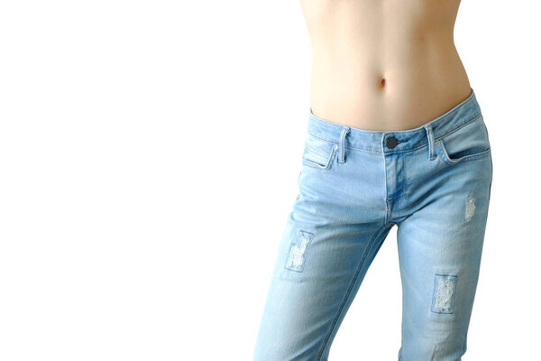 Тело красивой женской кожи. Она носит сексуальные джинсы на белом фоне..