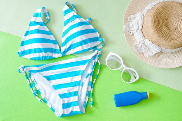 Accessori Estivi Bikini Blu Occhiali Sole Cappello Viaggiare Spiaggia Sfondo — Foto Stock