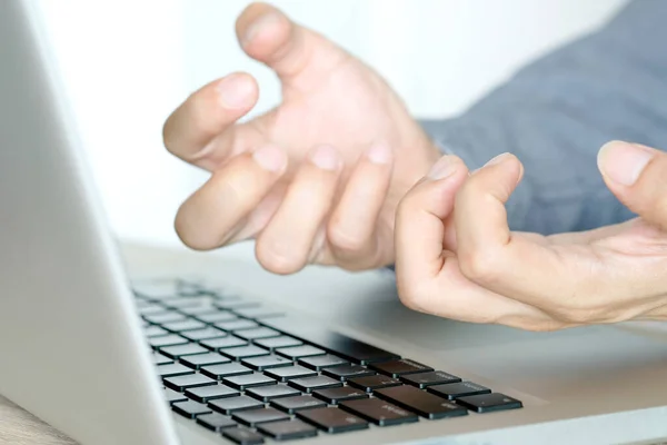 Hands of computer users have pain and injury to the fingers. From Syndrome Syndrome .Health and Physical Concepts