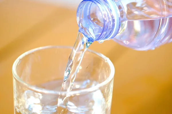 Здоровий Спосіб Життя Налийте Чисту Воду Пляшки Мінеральної Води Склянку — стокове фото