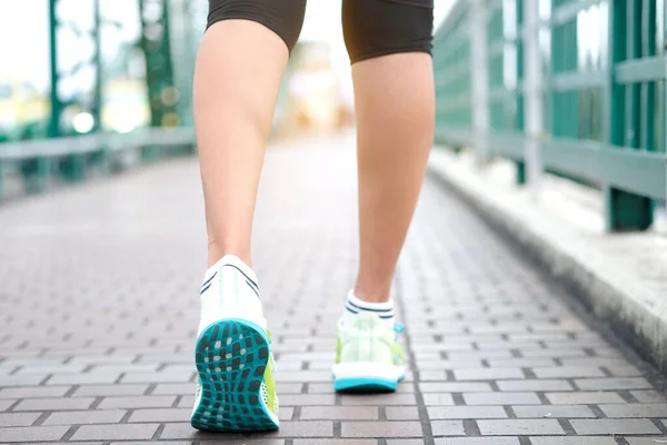 ランニングシューズで運動をする女の脚が地面にあり朝運動をする 健康とリラクゼーションの概念 健康的なライフスタイル — ストック写真