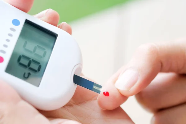 Mão Pessoas Verificar Diabetes Monitoramento Glicose Sangue Com Medidor Pressão — Fotografia de Stock