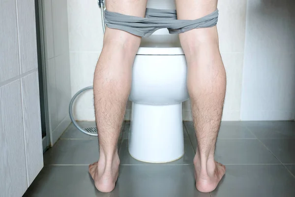 Rear View Leg Man Standing Peeing Toilet Bowl Restroom Home — Stock Photo, Image