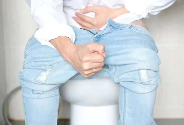 Hombre Sentado Inodoro Baño Casa Infeliz Con Estreñimiento Diarrea Intoxicación — Foto de Stock