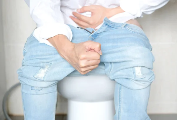 Homme Assis Dans Cuvette Des Toilettes Dans Salle Bain Maison — Photo