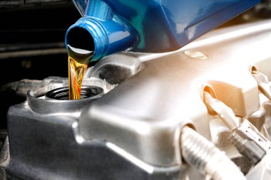 Motor otomobiline yakıt ikmali ve yağ kalitesi aktarım ve onarım ekipmanları. Enerji yakıt kavramı..