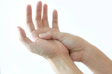 Bilgisayar kullanıcılarının elleri ağrılı ve parmaklarında hasar var. Sendrom Sendromundan. Sağlık ve Fiziksel Konseptler
