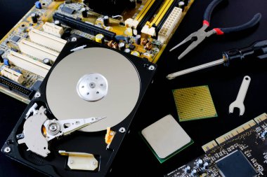 Donanım bilgisayar mühendisliği bilgisayar işlemcisi bellek soket işlemcisi ve bakım gereçleri getiriyor. Teknoloji ve geliştirme kavramı