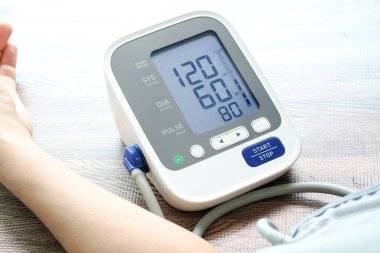 Kan basıncı monitörünü ve kalp atış hızı monitörünü dijital basınç göstergesiyle kontrol edin. Sağlık ve Tıp Konsepti