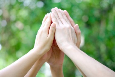 Toplantının simgesi olan kurumsal toplantılarda çalışan yedi kişinin el kaldırması takım çalışması kalitesine ve etkin personele katılması takım çalışması ve iş dünyasındaki organizasyonel gelişimi kavramına katılıyor.