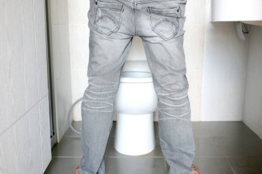 Dikiz ayağında evdeki tuvalette tuvalete işeyen bir adam var. Sağlık kavramı