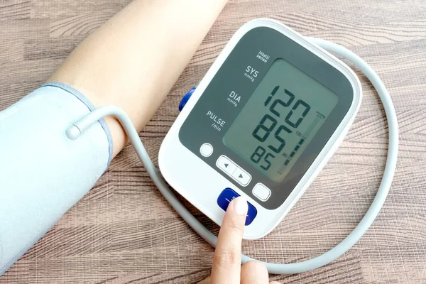 人们用数字压力计检查血压监测器和心率监测器 保健和医疗概念 — 图库照片