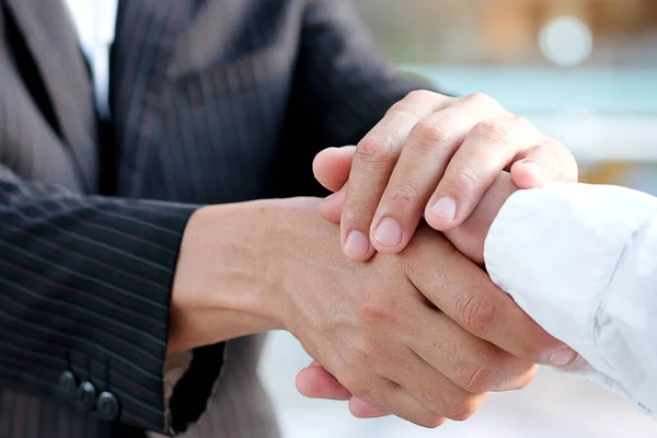 Hombre Negocios Estrechando Mano Reunión Organización Mostrando Símbolos Unir Poder — Foto de Stock