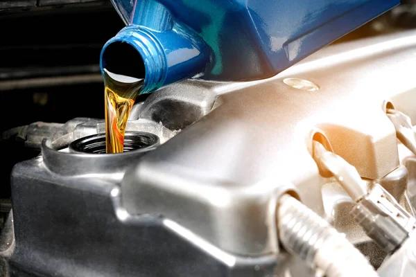Motor otomobiline yakıt ikmali ve yağ kalitesi aktarım ve onarım ekipmanları. Enerji yakıt kavramı..