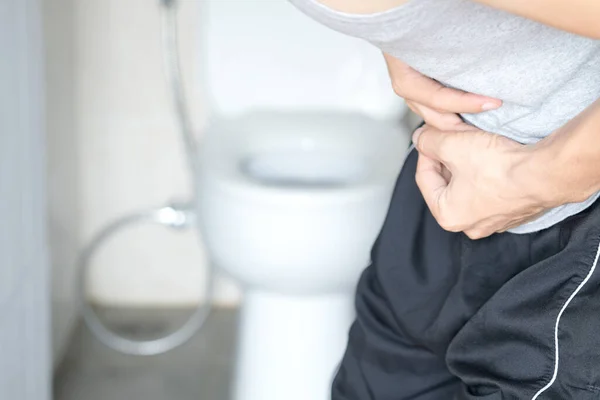 Ludzie Cierpią Ból Brzucha Weź Rękę Biegunki Zdrowie Koncepcje Medyczne — Zdjęcie stockowe