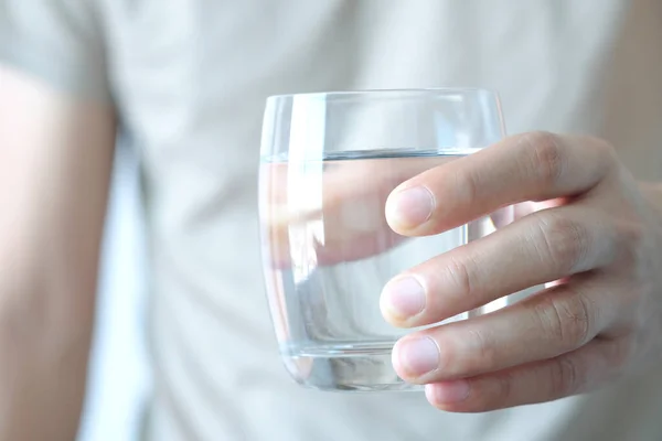 Morgens Hält Die Hand Eines Mannes Ein Klares Glas Wasser — Stockfoto