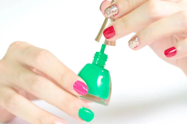 Hermosas Manos Uñas Mujeres Hermosas Abrió Una Botella Esmalte Uñas — Foto de Stock