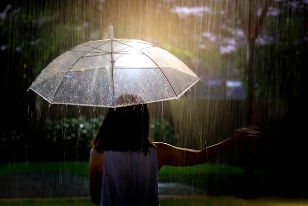 여자들 은비를 걷는다 우산을 그녀는 슬프고 하늘은 흐트러지고 있습니다 레이싱 — 스톡 사진