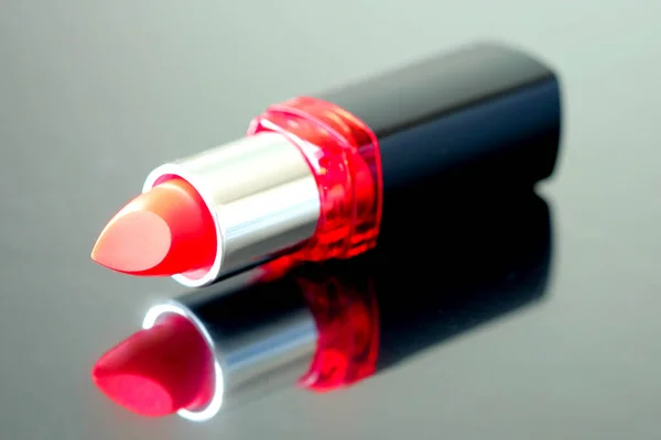 Red Lipstick Professional Makeup Equipment Women Beauty Fashion Concepts — стоковое фото