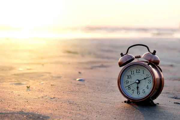 新しい日の朝 朝のビーチの日差しの中で目覚まし時計 健康と休日の概念 — ストック写真