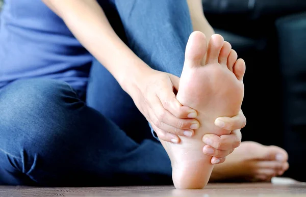 Πόνο Στα Πόδια Πόδι Του Ανθρώπου Που Κάθεται Στο Γρασίδι — Φωτογραφία Αρχείου