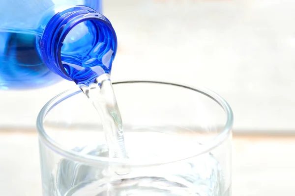 Καθαρό Νερό Για Καλή Υγεία Ρίχνει Φρέσκο Καθαρό Νερό Από — Φωτογραφία Αρχείου