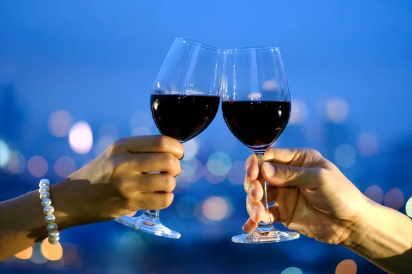 Duração Casal Romântico Jantar Terraço Restaurante Mão Segurando Vinho Tinto — Fotografia de Stock