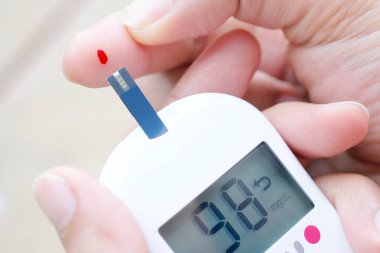 İnsanların elleri diyabet ve yüksek kan şekeri monitörlerini dijital basınç göstergesi ile kontrol ediyor. Sağlık ve Tıp Konsepti