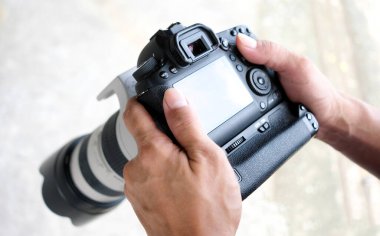 Kadın turist fotoğrafçısı dijital kamerasını kontrol ediyor..