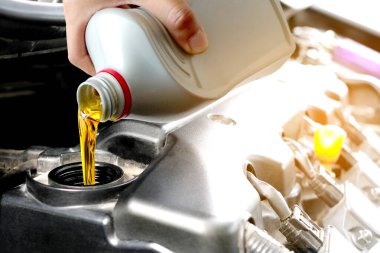 Motor otomobiline yakıt ikmali ve yağ kalitesi aktarım ve onarım ekipmanları. Enerji yakıt kavramı..