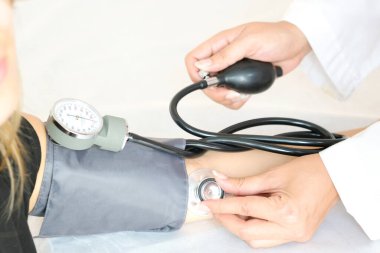 Doktor kadın, tansiyon monitörünü ve kalp atış hızı göstergesini kontrol et. Sağlık ve Tıp Konsepti