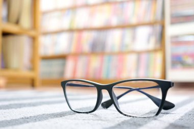 Modern Optik Gözlükler Kütüphanenin arkasındaki masaya koyun