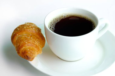 Kahvaltı, sade kahve ve beyaz arka planda mısır gevreği..