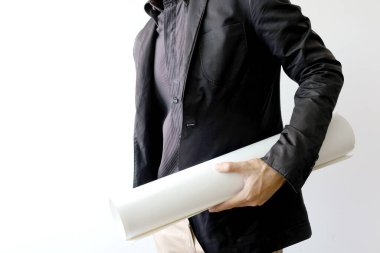 Bir mühendisin çifte pozlama görüntüsü üzerinde çalışıyor ve yapıyı kontrol ediyor. Bir plan üretiyor. Modern hayat, iş dünyası kavramı.