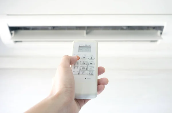 Man Hand Met Afstandsbediening Open Airco Zijn Slaapkamer Gekoeld Tot — Stockfoto