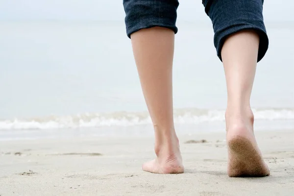 Vrouwelijke Toeristen Benen Loopt Het Strand Van Zee Morgenochtend — Stockfoto