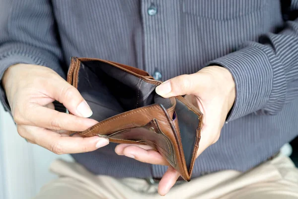 Son sınıf öğrencilerinin cebi açık, iş cüzdanında para yok, finansal konseptler ve harcamalar,