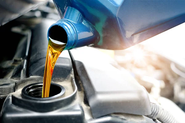 Motor otomobiline yakıt ikmali ve yağ kalitesi aktarım ve onarım ekipmanları. Enerji yakıt kavramı..
