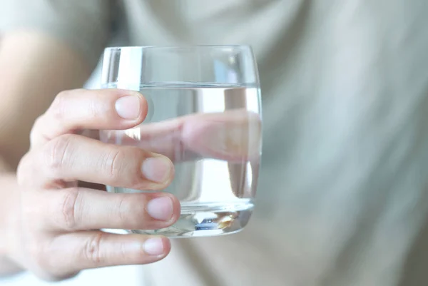 Pela Manhã Mão Homem Segurando Copo Claro Água Para Beber — Fotografia de Stock