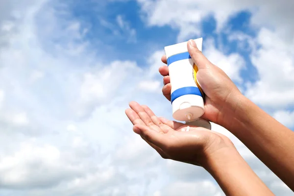 Mano Mujer Sosteniendo Protector Solar Muy Luz Solar Fondo Del — Foto de Stock