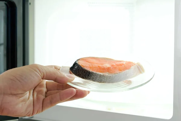 Hand Van Huisvrouw Koken Steak Vis Met Magnetron Voor Het — Stockfoto