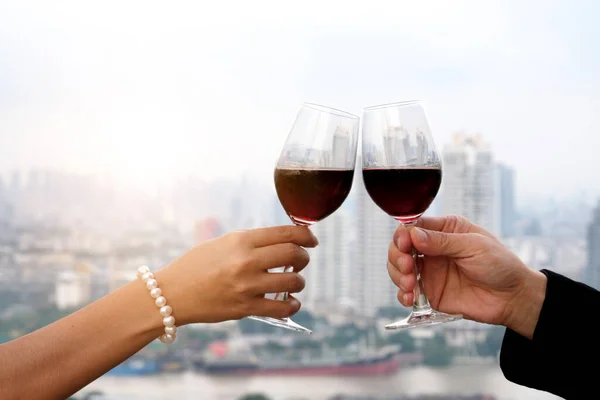 Mão Amigos Grupo Celebra Com Sucesso Com Vinho Tinto Festa — Fotografia de Stock