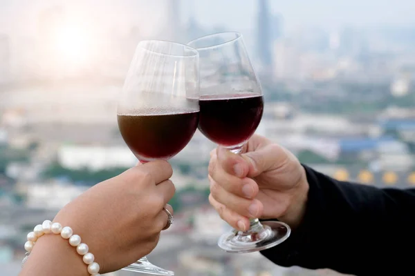 Mão Amigos Grupo Celebra Com Sucesso Com Vinho Tinto Festa — Fotografia de Stock