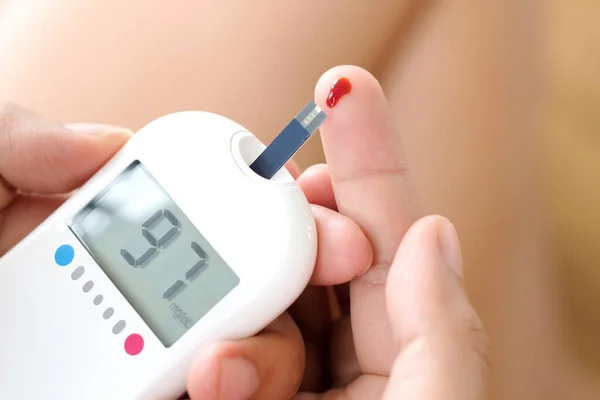 血圧計で糖尿病や高血糖モニターをチェックする人もいます ヘルスケアと医療の概念 — ストック写真