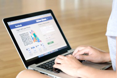 5 Mart 2018 'de Bangkok, Tayland' lı gençler bilgisayarlı internet kullanıyor. Facebook sosyal ağ hizmeti. Dünyadan bilgi almak için internette dolaşıyor..