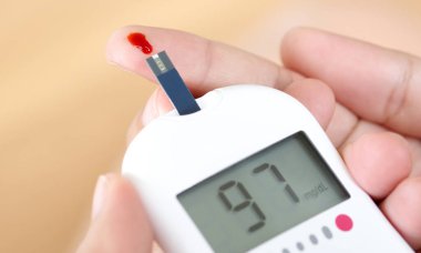 İnsanların elleri diyabet ve yüksek kan şekeri monitörlerini dijital basınç göstergesi ile kontrol ediyor. Sağlık ve Tıp Konsepti