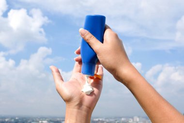 güneş kremi, plaj, krem, tatil, uygulama, arka plan, vücut, şişe, yanık, kanser, bakım, konsept, kozmetik, dermatoloji, faktör, kadın, eller, tatil, tatil, tatil, losyon, nemlendirici, açık hava, insan, koruma, ışın, rahatlama, ekran, deniz, mevsim, 