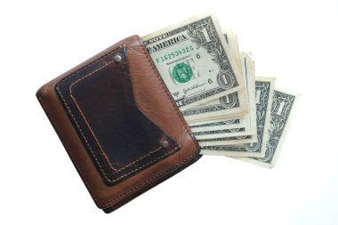Cüzdan kahverengi ve para dolar beyaz arka planda